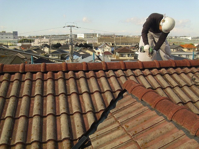 間瓦をネジで固定